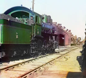 Locomotive et wagon de charbon dans une gare de triage, Empire russe, entre 1905 et 1915
